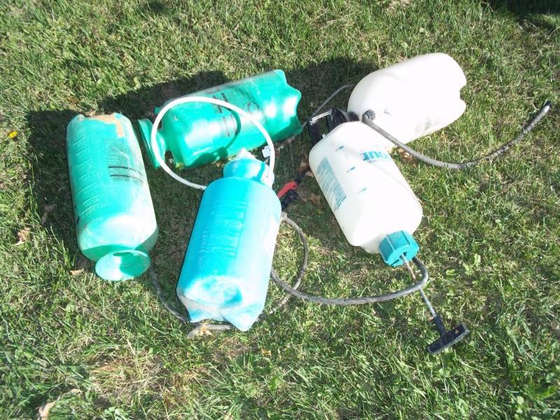lot 331 image: 5 Garden spray tanks