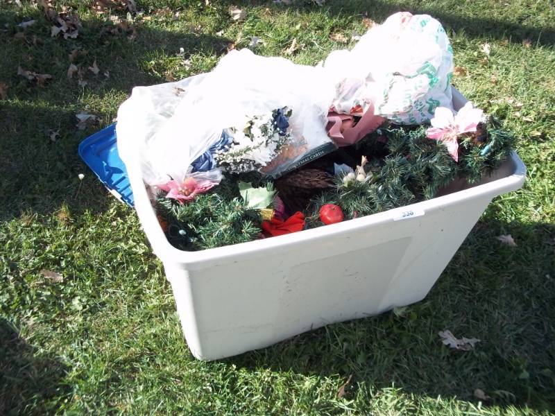 lot 338 image: Plastic tote with dcor