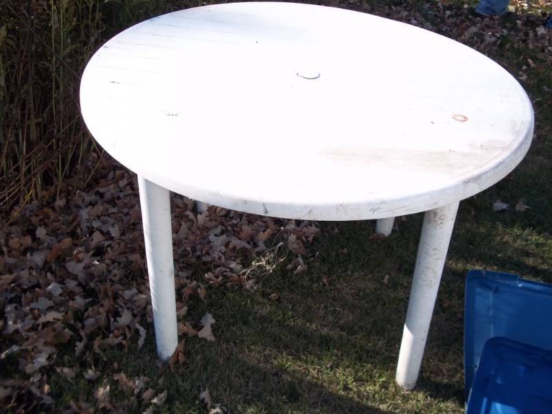 lot 342 image: 42 Plastic Table