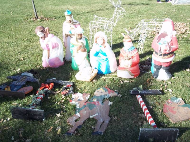 lot 343 image: Christmas yard dcor with reindeer
