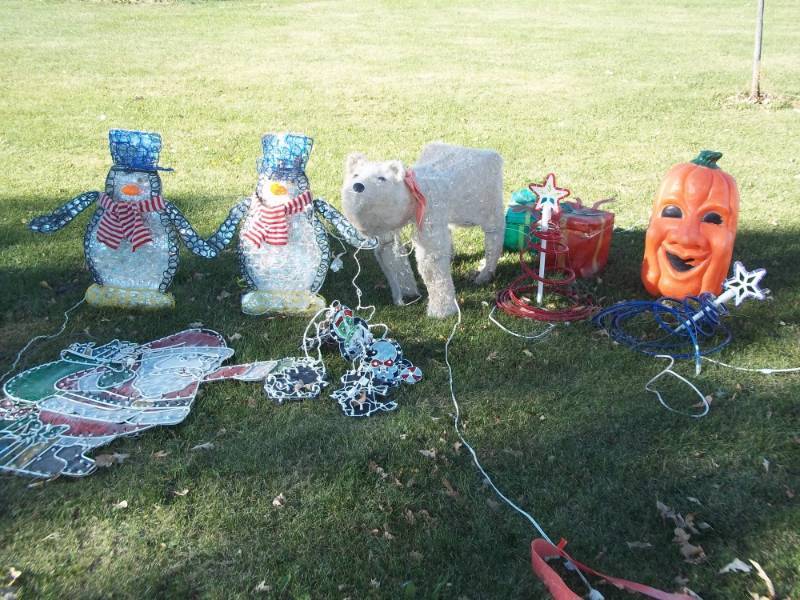 lot 344 image: Christmas yard dcor