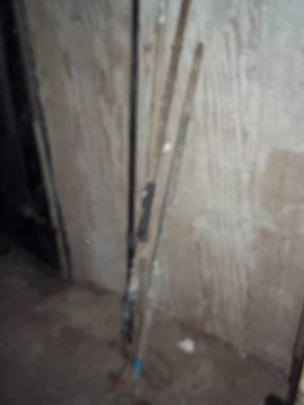lot 362 image: Rakes and hoes