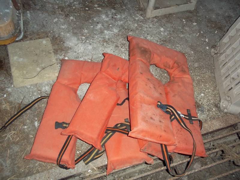 lot 367 image: 3 life jackets