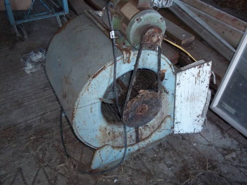 lot 382 image: Squirrel fan with motor