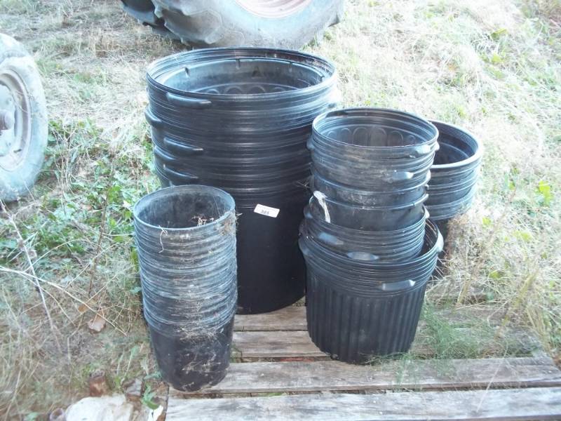lot 385 image: Lot of Plastic Black Planters