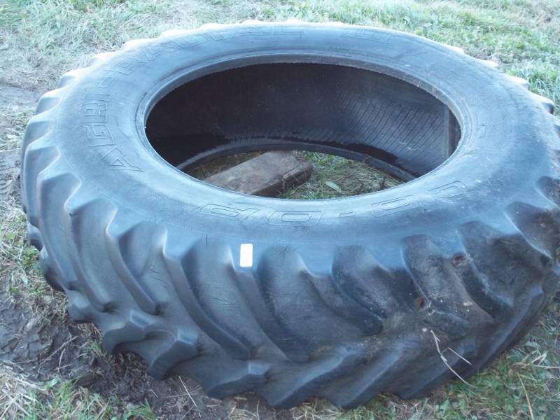 lot 408 image: Sand box tire