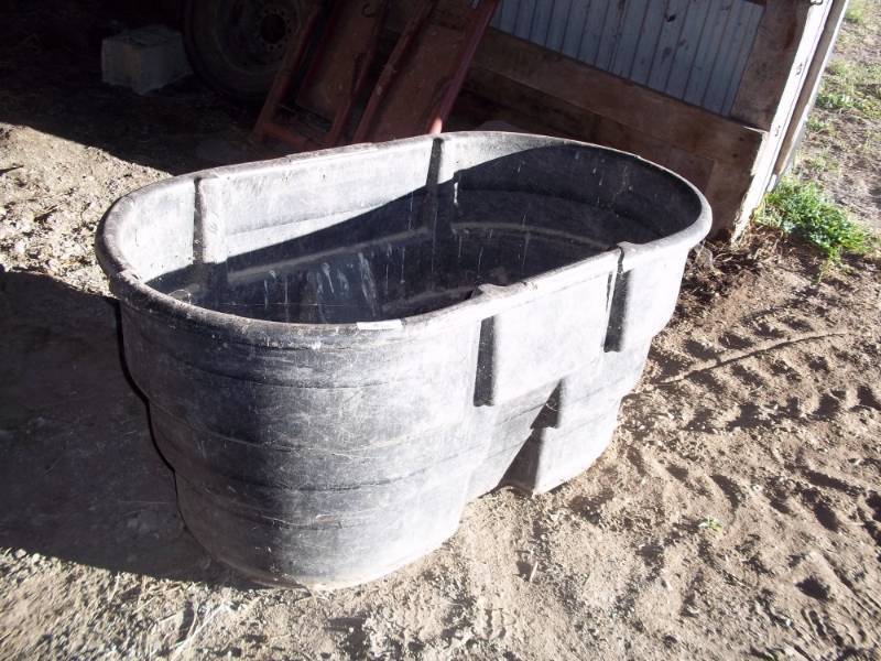 lot 414 image: Plastic Cattle water tub with crack on side