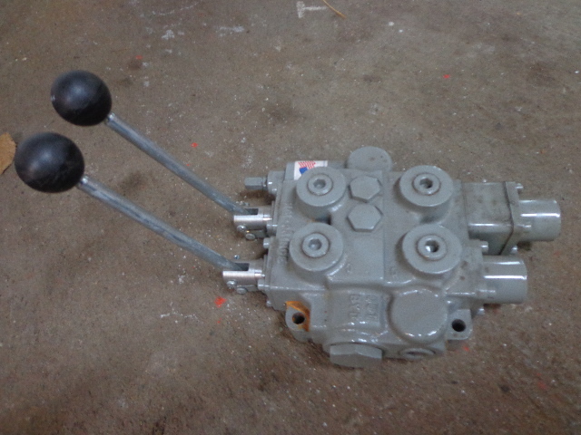 lot 10 image: Hydraulic Controls