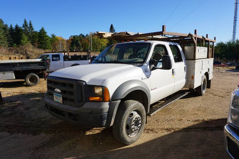 2005 Ford F-450 XL Super Duty 4 x 4 Crew Cab Utility Work Truck