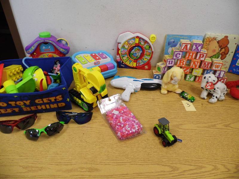 lot 3 image: Toys in Tote