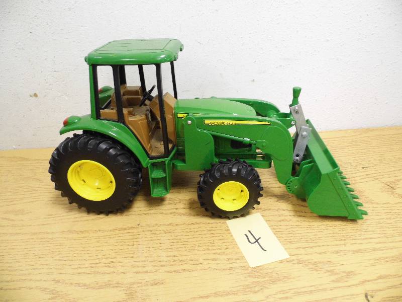lot 4 image: John Deere Tractor