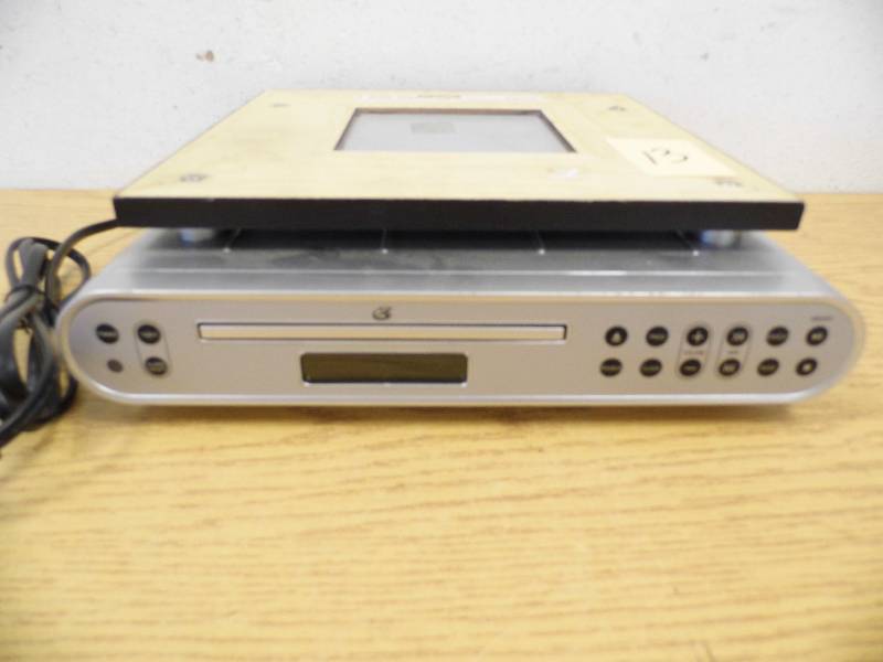 lot 13 image: Under Cabinet CD Radio