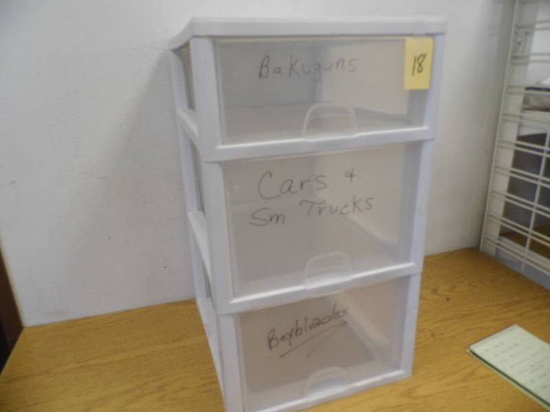 lot 18 image: 3 Drawer Organizer