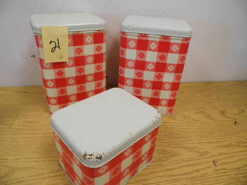 lot 21 image: Cannisters w Mr. Peanut Items
