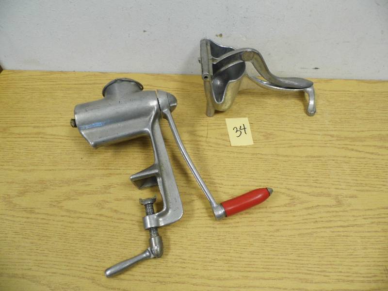 lot 34 image: Vintage Kitchen Items