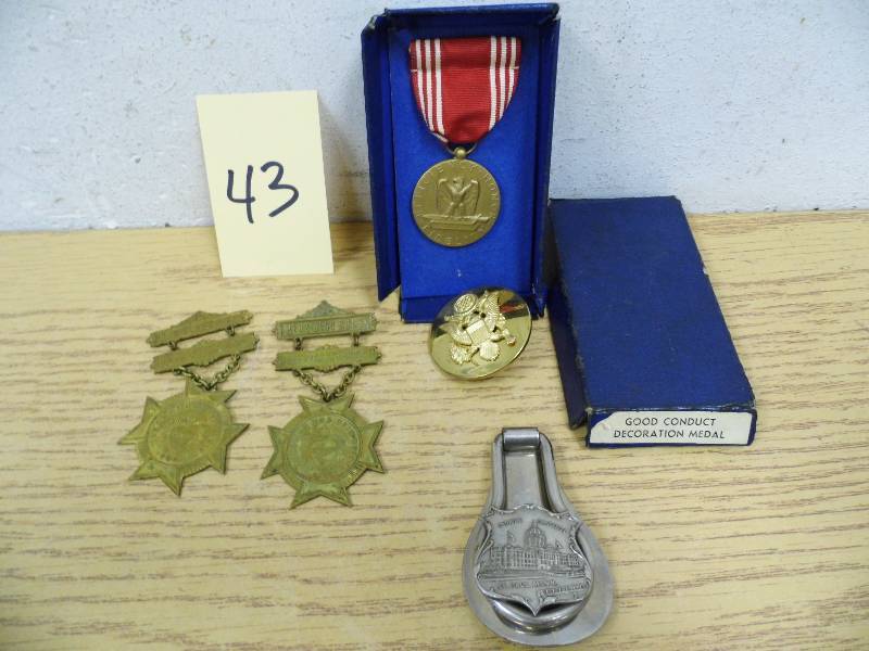 lot 43 image: Medals & St. Paul Money Cli