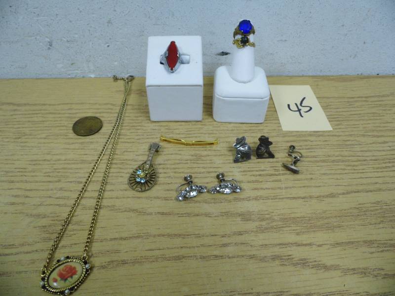lot 45 image: Jewelry