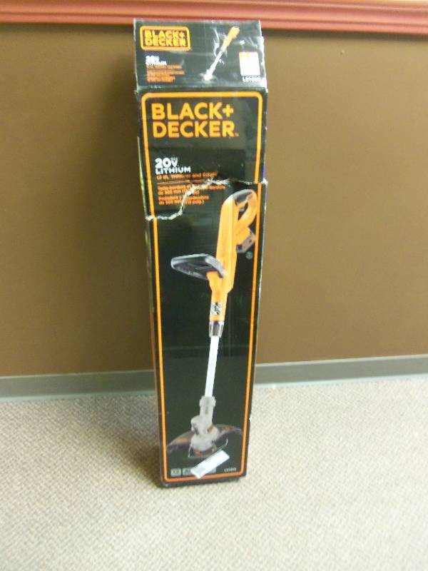 lot 98 image: Black and Decker Trimmer & Edger LST300