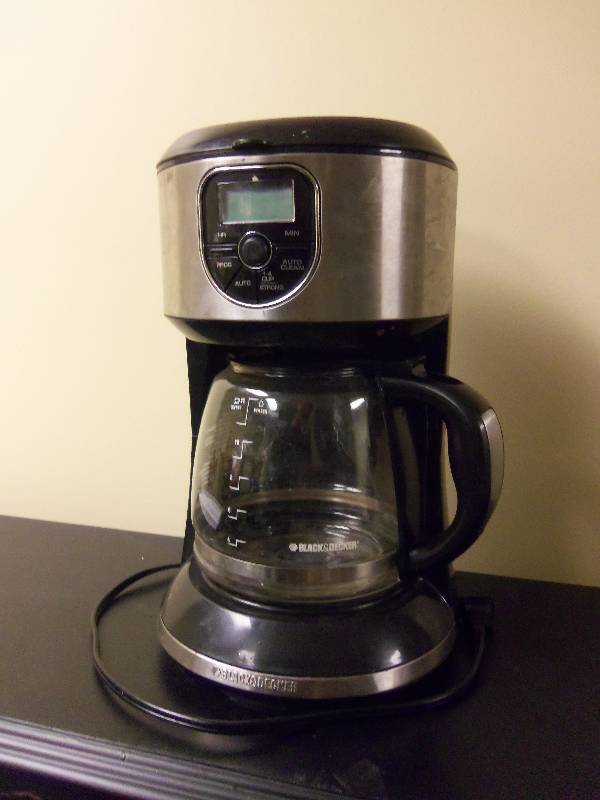 lot 108 image: Black & Decker 12-Cup Coffee Maker