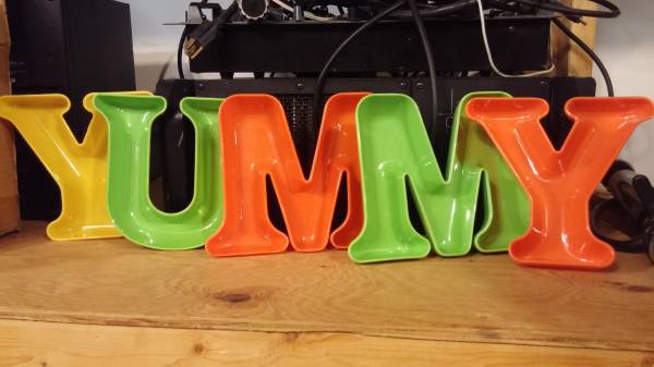 lot 44 image: YUMMY snack dish set