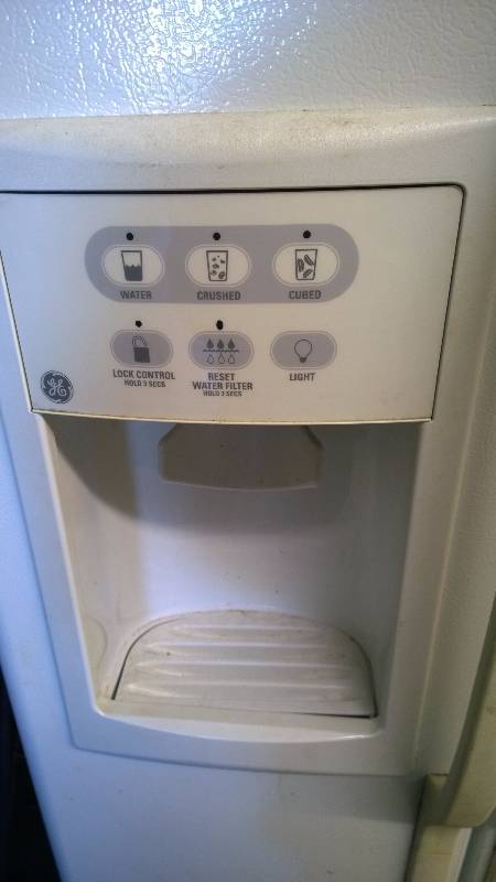 lot 17 image: General Electric Refridgerator