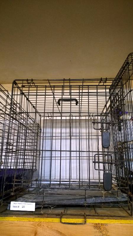 lot 20 image: Medium sized dog kennel