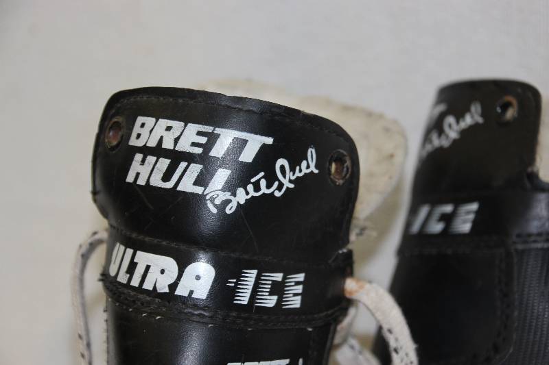 lot 3 image: Brett Hull hockey skates, size small
