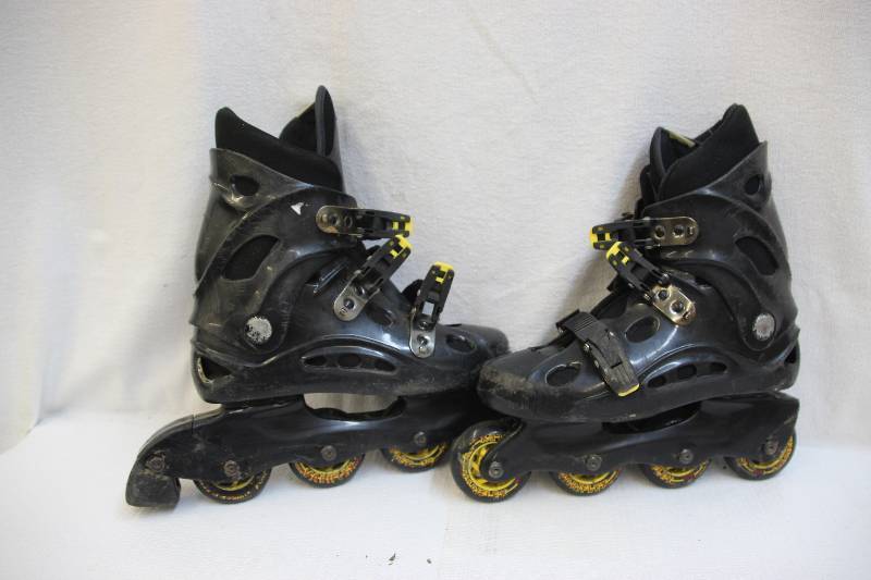 lot 9 image: Variflex rollerblades, size 6