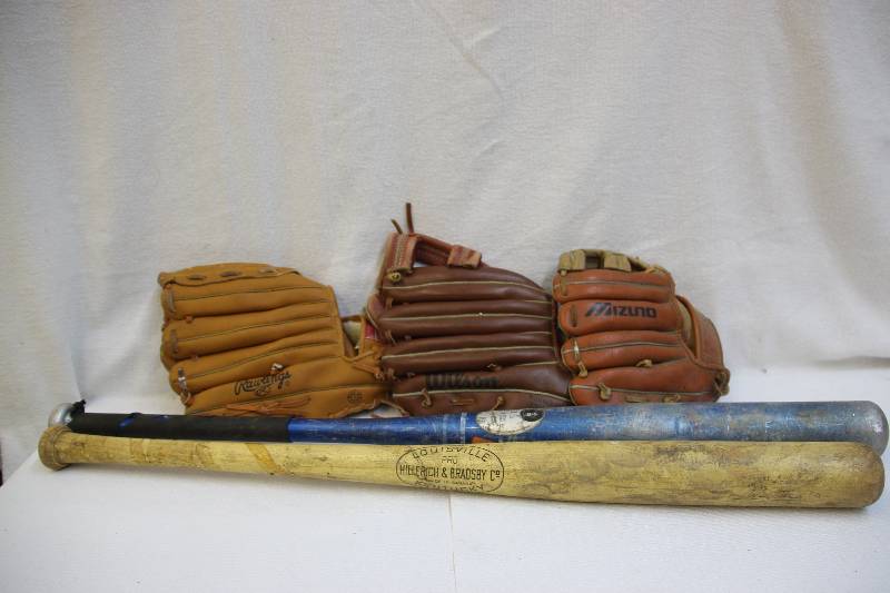 lot 17 image: Baseball Gear