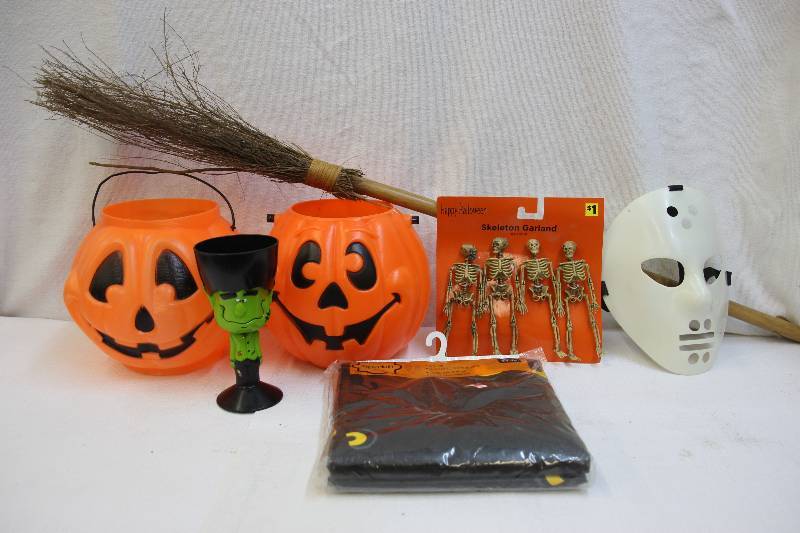 lot 26 image: Halloween decor