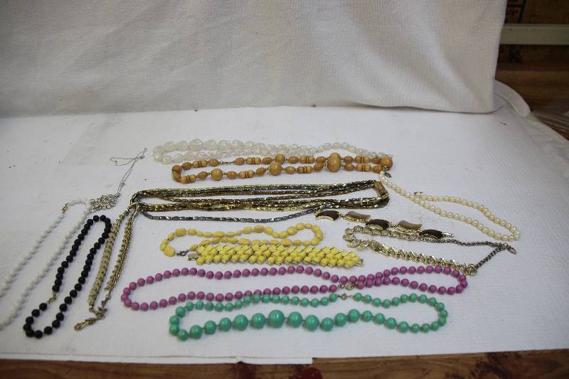 lot 28 image: Assorted costume jewelry