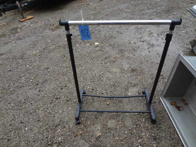lot 505 image: Clothes rack