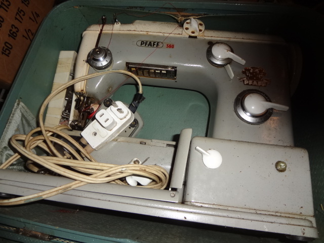 lot 22 image: PFAFF 560 Sewing Machine