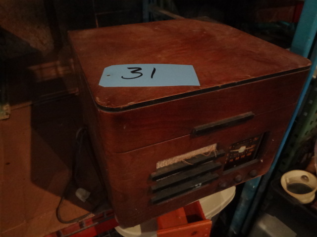 lot 31 image: Vintage Radio  Phone