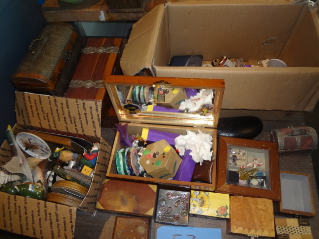 lot 53 image: Little Wood Boxes,Ducks,Rings