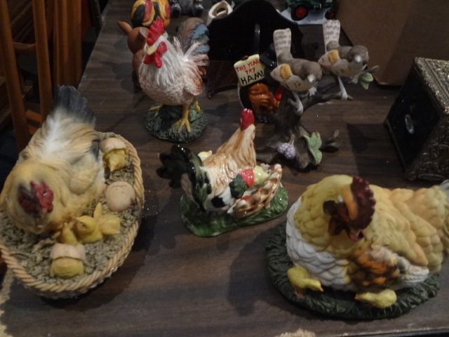 lot 99 image: Knick Knacks
