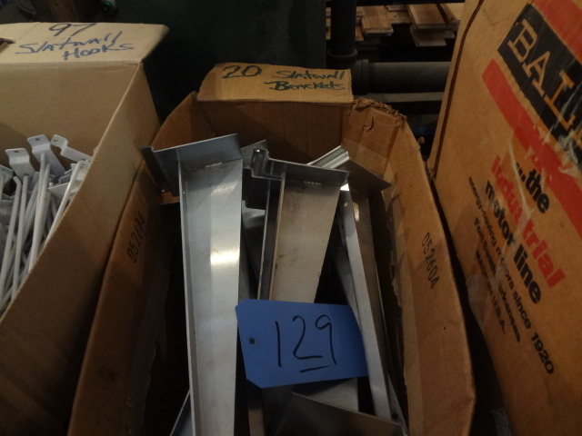 lot 129 image: 20 Large Slatwall Brackets