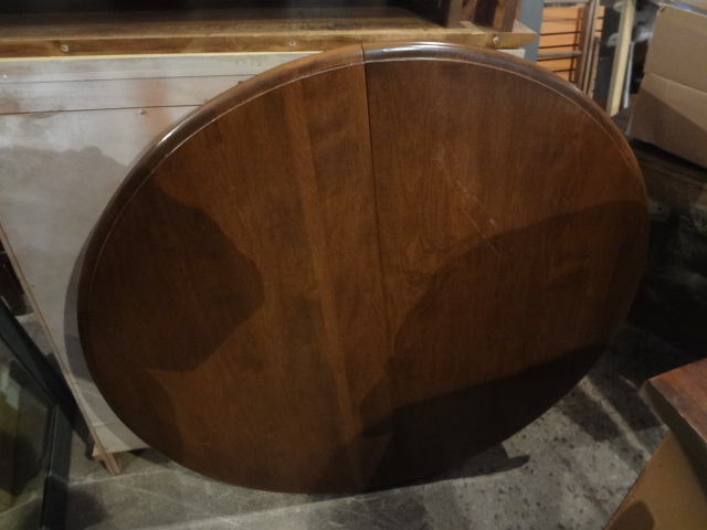 lot 194 image: Round Oak Walter of Wabash Table