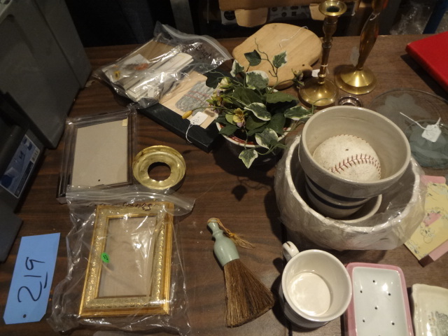lot 219 image: Stuff