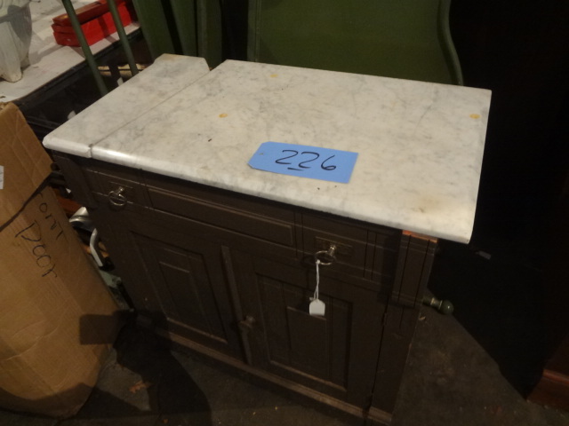 lot 226 image: Commode