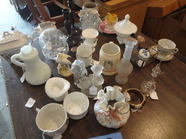 lot 239 image: Huge Lot of Glass and Porcelain