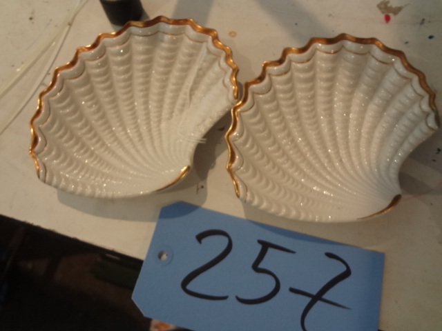 lot 257 image: Mottahedeh Shell Plates