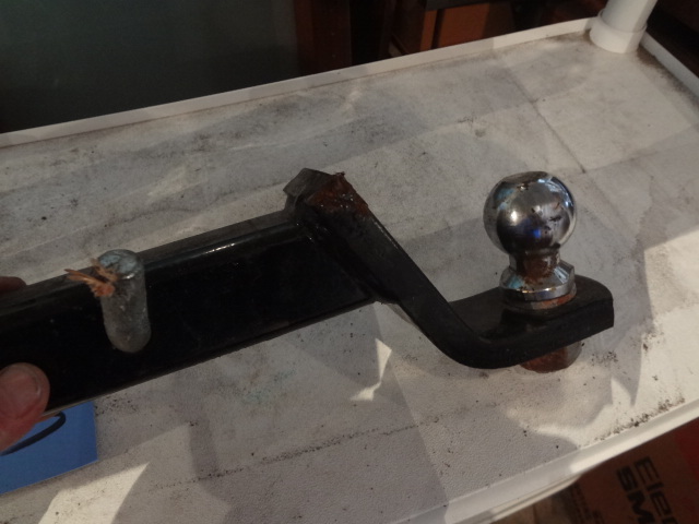 lot 333 image: 2 Hitch, Tire Irons