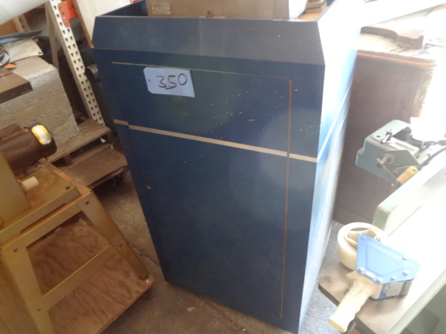 lot 350 image: Large Box on Wheels