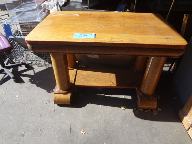lot 370 image: Grand Table