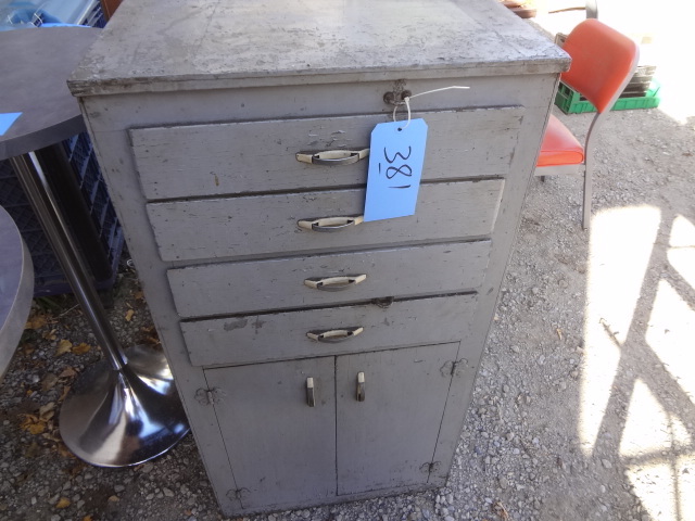 lot 381 image: Old Gray cabinet