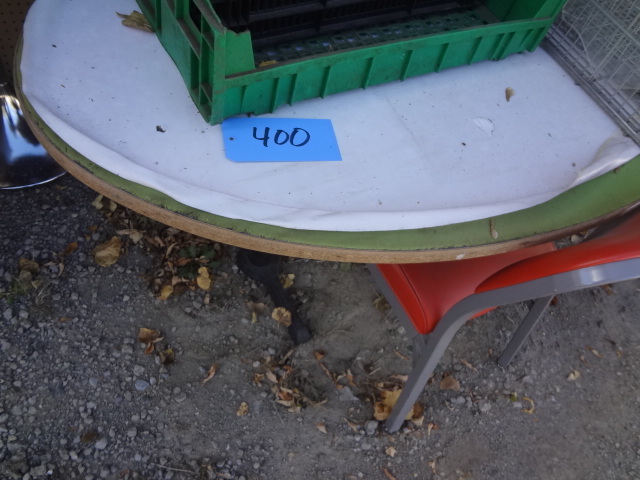 lot 400 image: Oval tableChair