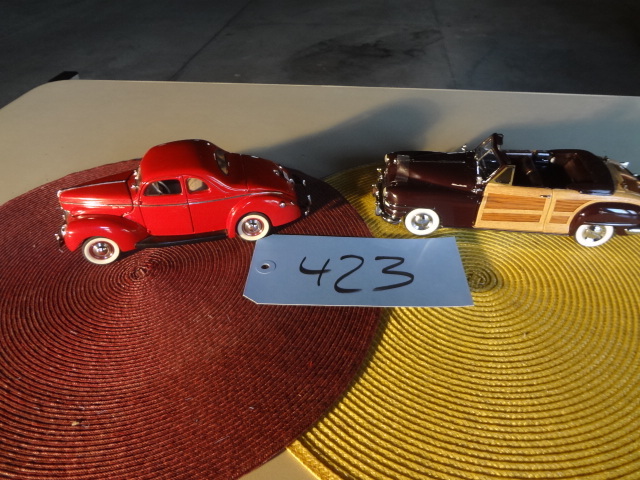 lot 423 image: Pair of Franklin Mint Models