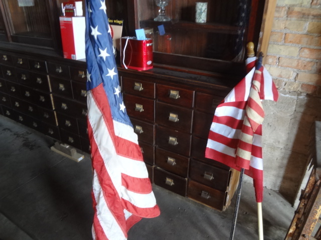 lot 462 image: Flags, Stand