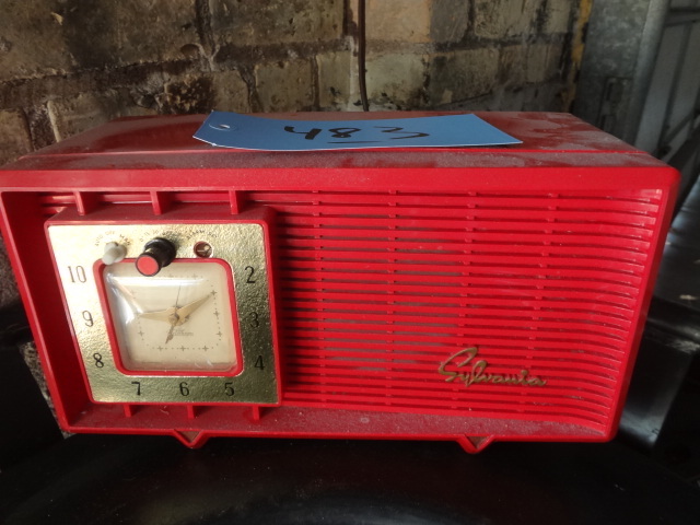 lot 483 image: Vintage AM Radio